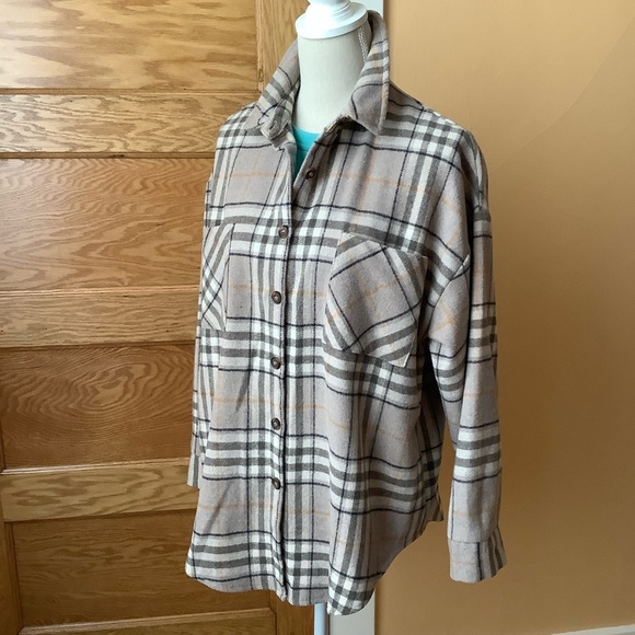 C'EST MOI Beige Plaid Shirt Jacket O/S - Picture 3 of 11